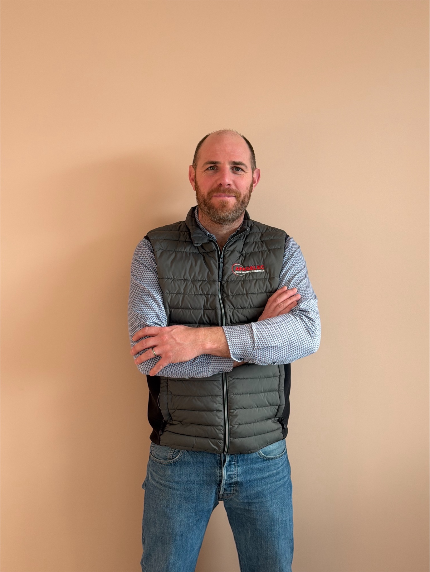 Une image contenant personne, habits, mur, Visage humain

Le contenu généré par l’IA peut être incorrect.